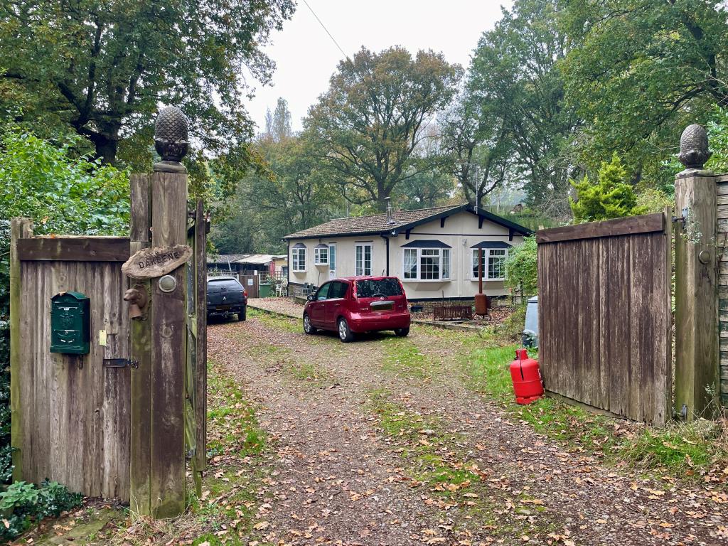 Lot: 135 - APPROXIMATELY 0.6 ACRE GYPSY/TRAVELLER SITE WITH PERMISSION FOR TWO UNITS - Gated entrance to site